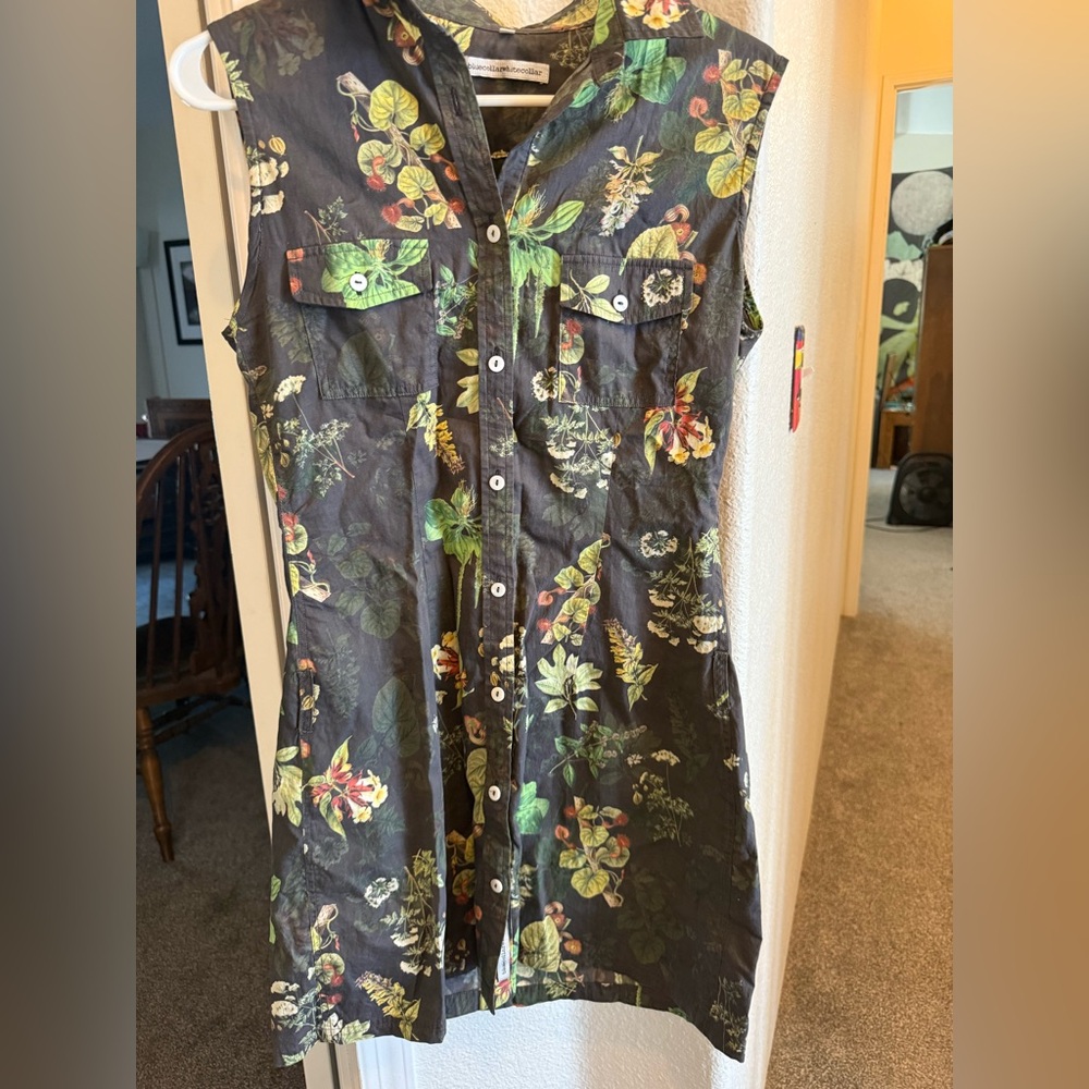 Sleevless button front botanical dress with collar.